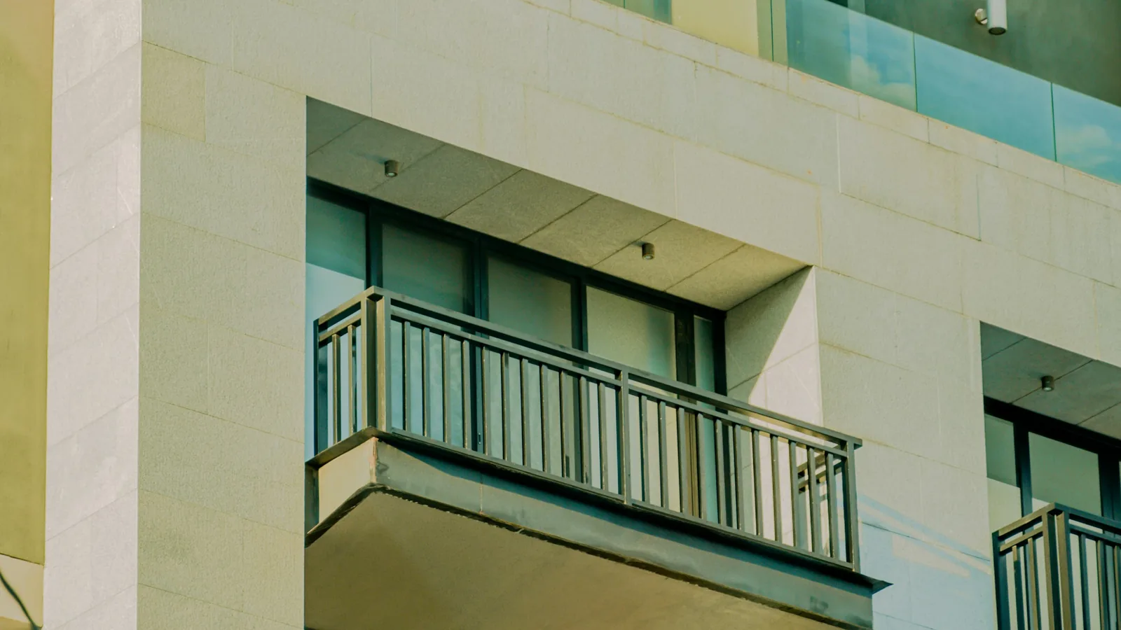 Fachada de un edificio de departamentos con balcones, qué hacer si el inquilino no paga la renta