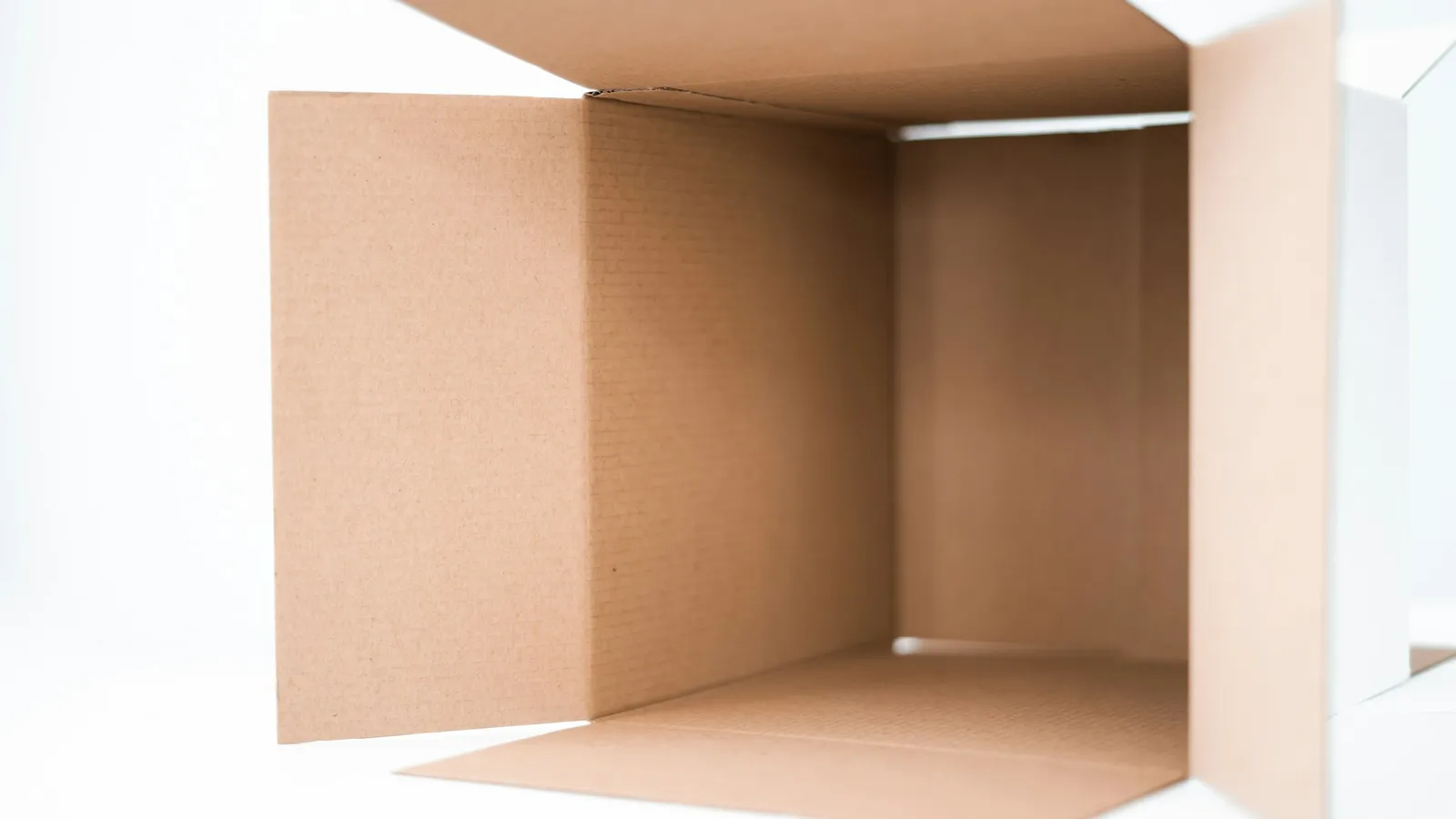 Caja de cartón vacía y abierta, indemnización por despido injustificado