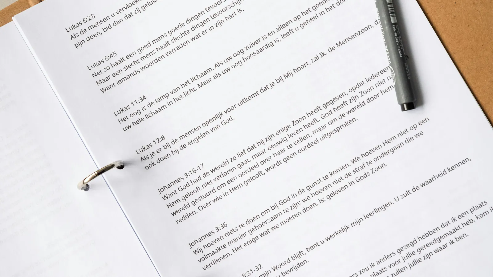 Contrato engargolado y pluma sobre un escritorio, contratos con clientes y proveedores