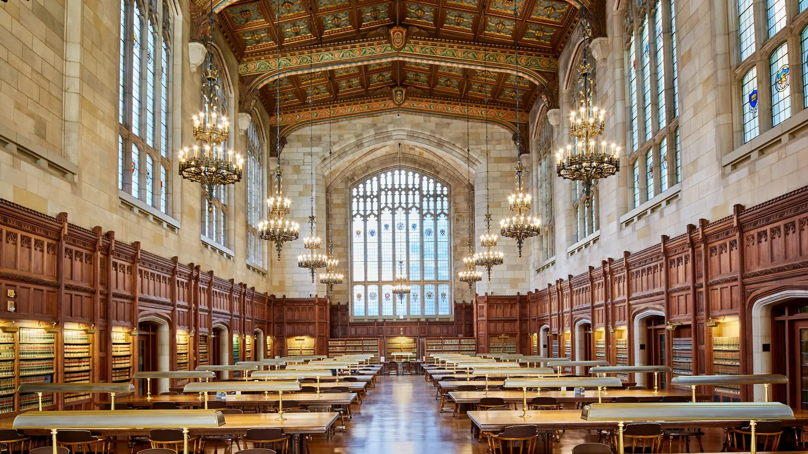 Sala de lectura de una biblioteca jurídica histórica, abogado civil y familiar en Guadalajara