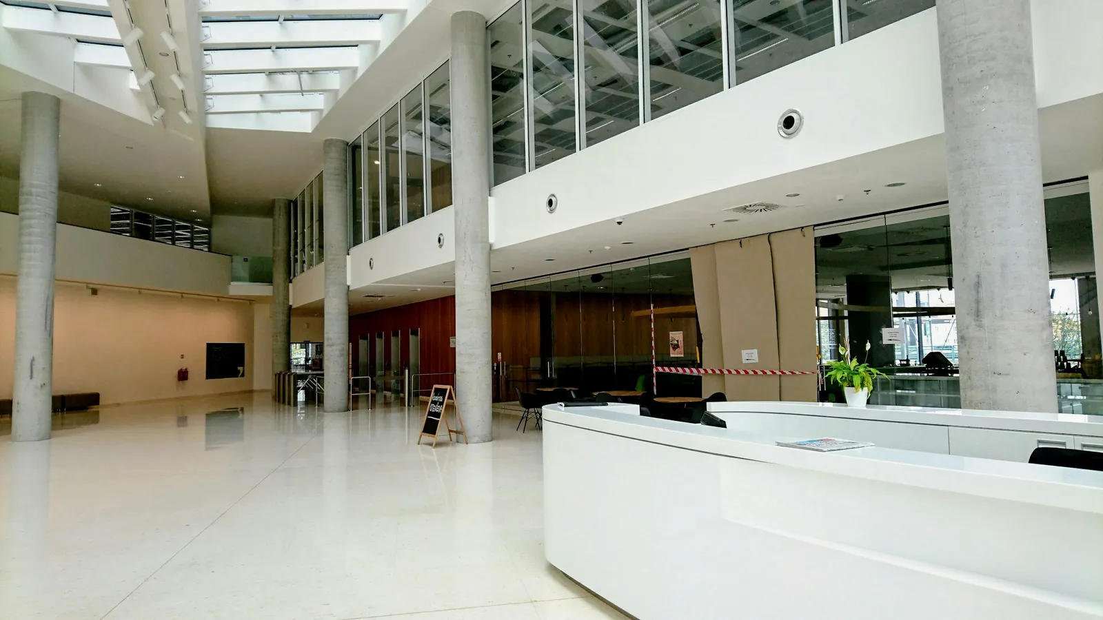 Vestíbulo corporativo amplio y luminoso, constituir una empresa S.A. de C.V. o SAS