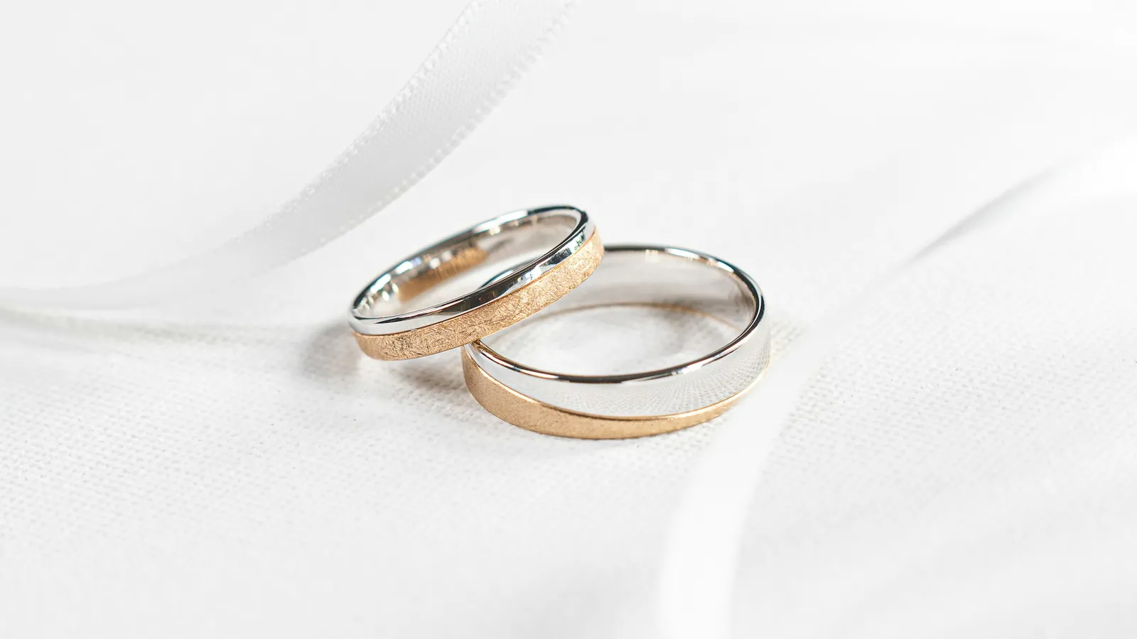 Dos anillos de boda sobre una tela blanca, divorcio sin consentimiento en México